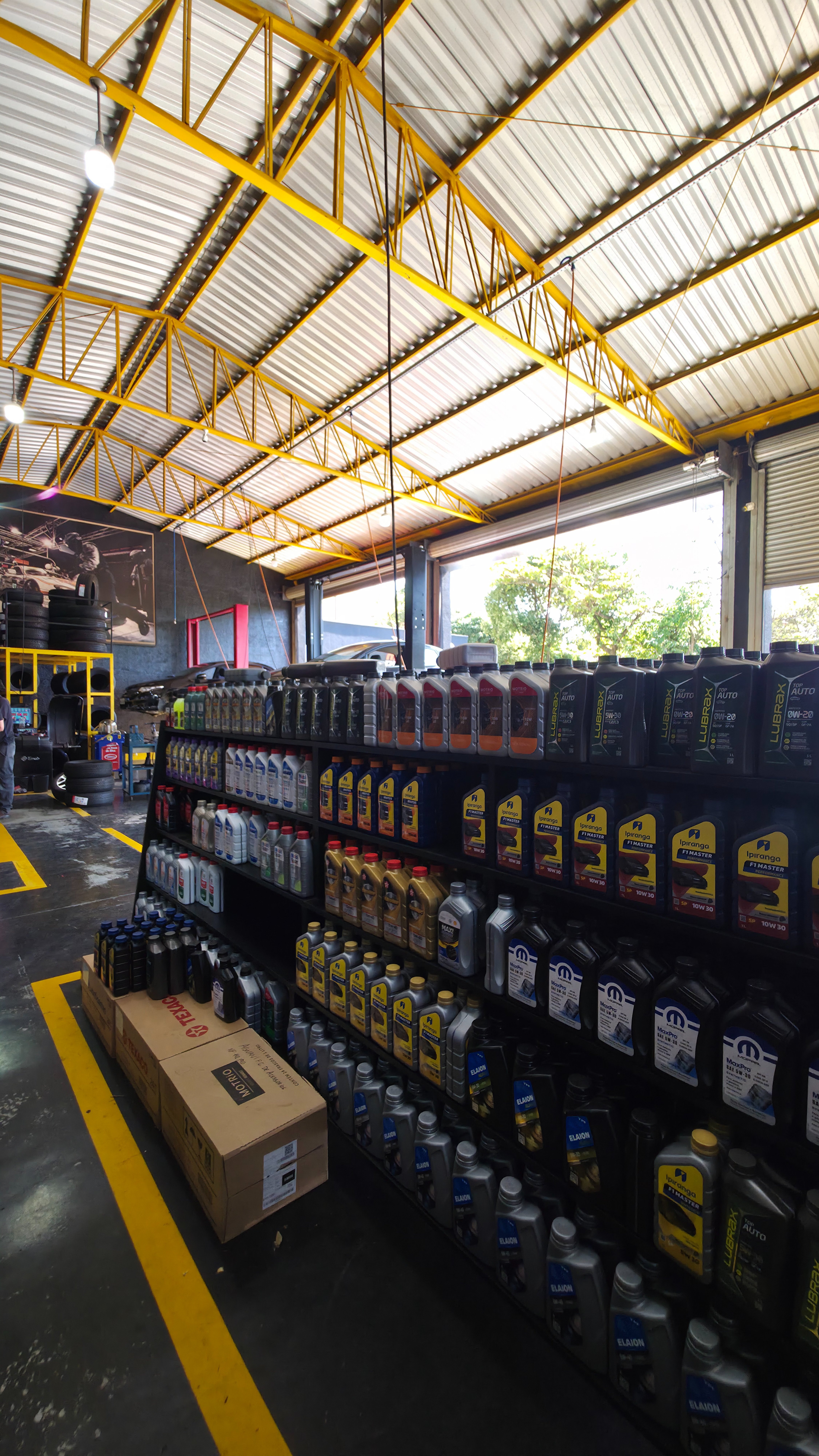 Prateleira de óleos e lubrificantes da AG Auto Center